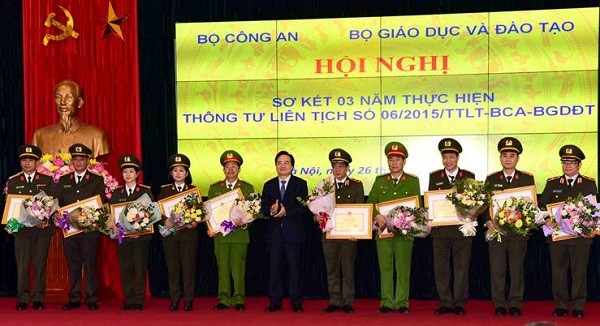 Bộ trưởng Phùng Xuân Nhạ tặng Bằng khen cho các đơn vị của Bộ Công an.