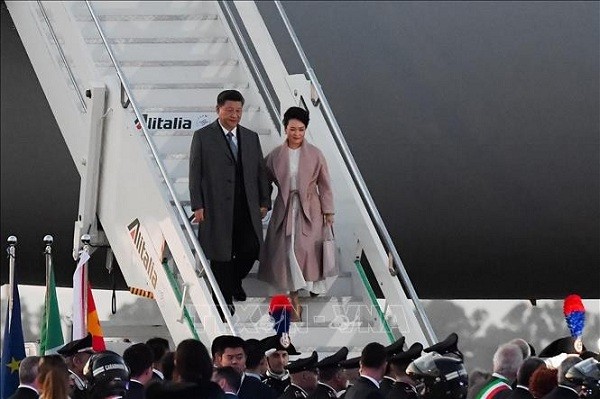 Chủ tịch Tập Cận Bình và Phu nhân đến sân bay ở thủ đô Rome, Italy-điểm dừng chân đầu tiên trong chuyến công du châu Âu (Ảnh: Reuters).