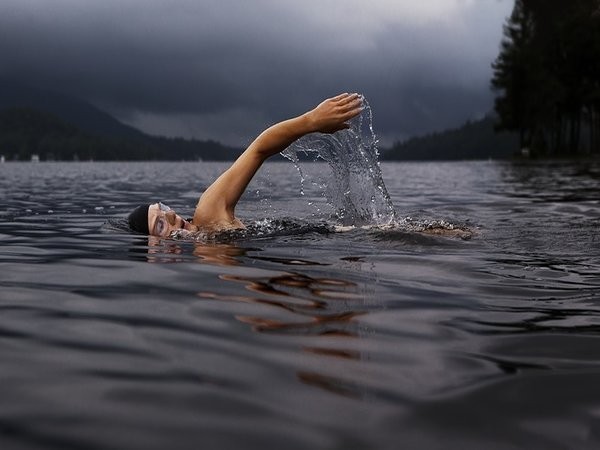 Bơi lội giúp cải thiện sức khỏe (Ảnh: theo boldsky).