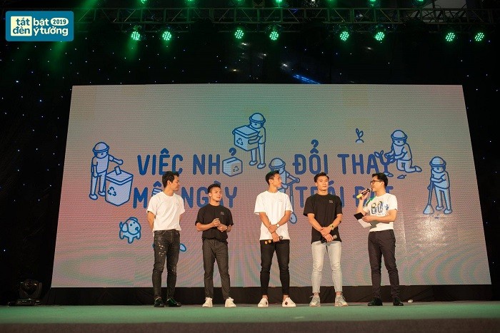 Từ trái qua, MC Phan Anh, cầu thủ Quang Hải, Văn Hậu và Bùi Tiến Dũng giao lưu với khán giả tại Lễ hội Tắt đèn 2019.