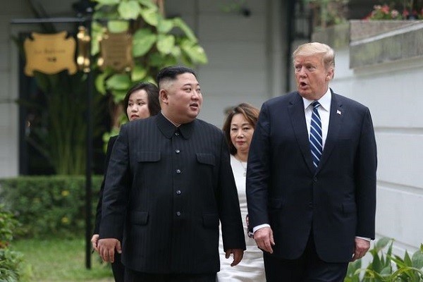 Chủ tịch Kim Jong-un (trái) và Tổng thống Donald Trump cùng nhau đi dạo trong khuôn viên khách sạn Metropole tại Hà Nội (Ảnh: Reuters).