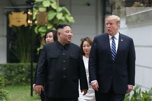 Chủ tịch Kim Jong-un (trái) và Tổng thống Donald Trump cùng nhau đi dạo trước cuộc gặp thượng đỉnh lần 2 tại Hà Nội (Ảnh: Reuters).