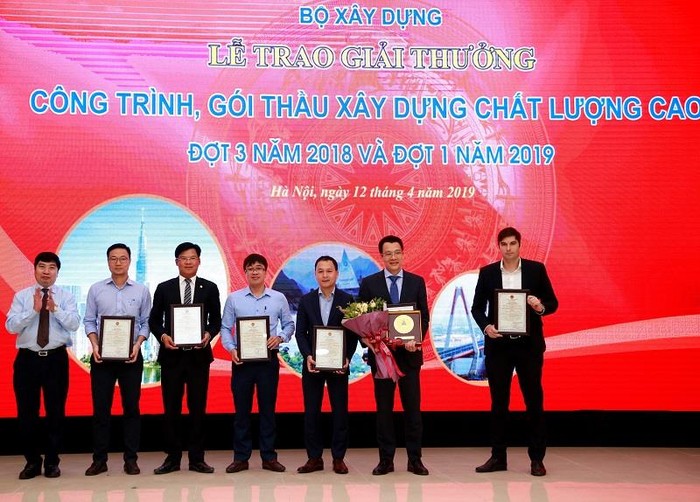 Tập Đoàn BRG và đại diện các nhà thầu thiết kế, giám sát và thi công tổ hợp khách sạn Sheraton Grand Đà Nẵng resort nhận bằng khen giải thưởng của Bộ Xây Dựng.