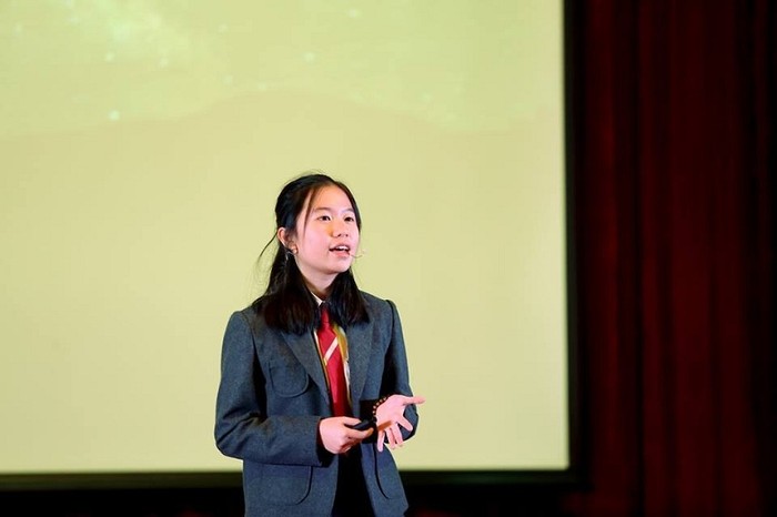 Trước rất đông khán giả, cô học sinh lớp 9 Hà Khánh Phương đã tự tin chia sẻ quan điểm của mình tại sân khấu TEDxHanoi 2019.