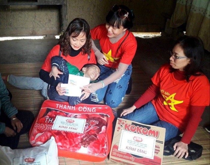 Cô Bình (người bế cháu bé) cùng thầy cô đoàn thiện nguyện đến vùng cao huyện Mù Cang Chải, tỉnh Yên Bái tặng tận tay các em những xuất quà. Ảnh: NB