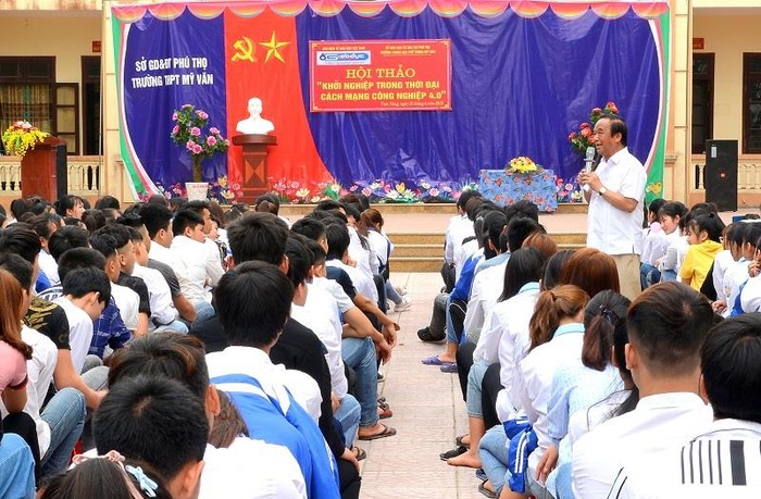 Hội thảo thu hút gần 1.000 thầy cô, học sinh với những hỏi đáp tới Giáo sư, Nhà giáo nhân dân Nguyễn Lân Dũng về khởi nghiệp thời đại cách mạng công nghiệp 4.0. Ảnh: Công Tiến