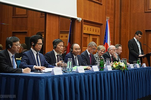 Thủ tướng Nguyễn Xuân Phúc và Thủ tướng Cộng hòa Czech Andrej Babis cùng chủ trì Diễn đàn. Ảnh: VGP/Quang Hiếu