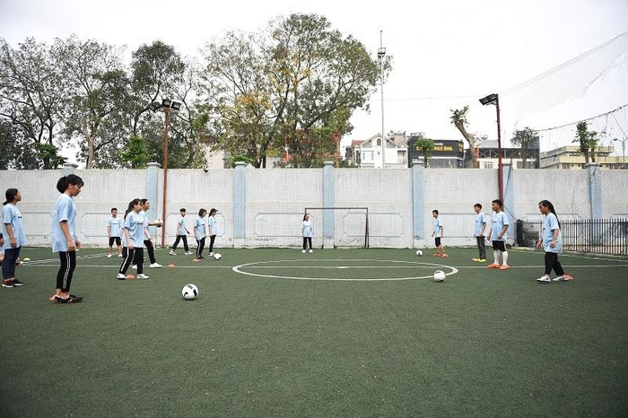 Bóng đá là môn thể thao đồng đội. Thông qua bóng đá, các em sẽ khám phá và học hỏi những kỹ năng để tạo nên một tập thể thành công.