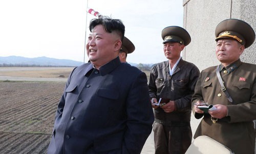 Nhà lãnh đạo Triều Tiên, Kim Jong-un thị sát vụ thử nghiệm vũ khí chiến thuật mới (Ảnh: KCNA).