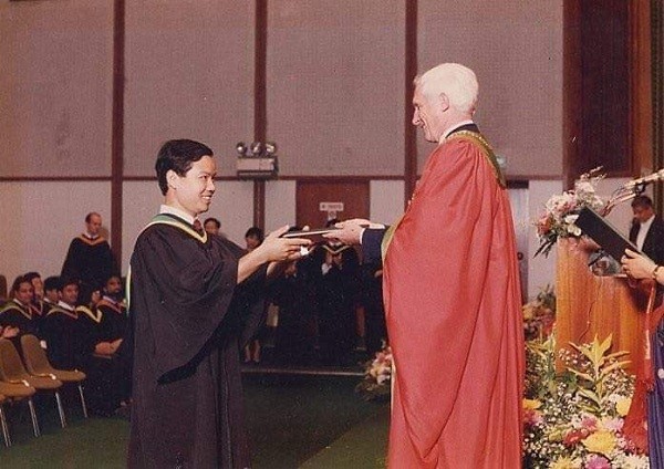 Anh Phước nhận bằng tốt nghiệp Thạc sĩ với điểm số loại xuất sắc từ President AIT tháng 12/1993.
