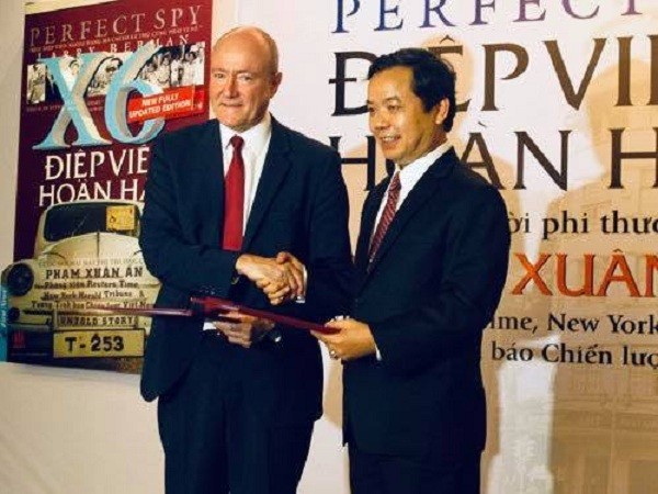Anh Nguyễn Văn Phước bắt chặt tay Giáo sư sử học Larry Berman sau Lễ ký bản quyền xuất bản X6 Điệp Viên Hoàn Hảo Phạm Xuân Ẩn - Perfect Spy 2012.
