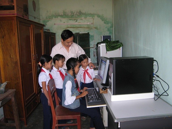 Anh Nguyễn Văn Phước đi ra vùng tâm bão trao tặng máy tính và học bổng cho trẻ em, học sinh Quảng Nam Đà Nẵng vừa bị tàn phá bởi cơn bão Chanchu.