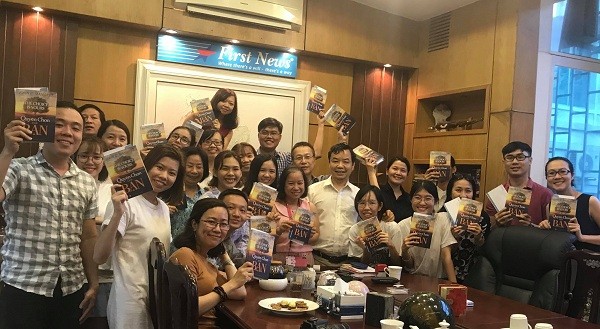 Bên cạnh anh Phước là một tập thể các bạn trẻ First News - Trí Việt luôn nhiệt huyết trong các hoạt động xã hội vì cộng đồng và bạn đọc Việt Nam.