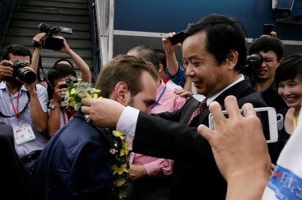 Anh Nguyễn Văn Phước, người lên ý tưởng và đích thân mời chàng trai không tay không chân Nick Vujicic đến Việt Nam suốt 2 năm, đang choàng vòng hoa đón Nick tại sân bay.