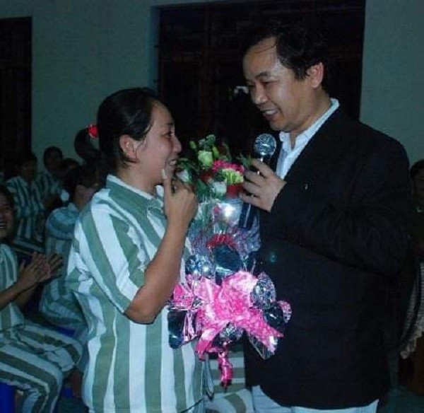 “Người gieo niềm tin cuộc sống” là tên gọi mà các phạm nhân đặt cho anh Phước. Một nữ phạm nhân trại giam Z30D xúc động lên tặng hoa anh Phước sau một buổi nói chuyện trước hàng ngàn phạm nhân.