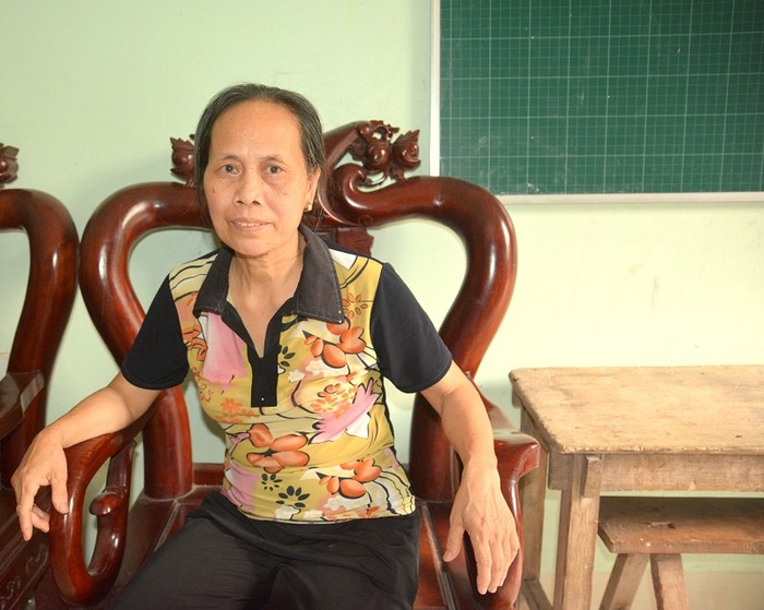 Cô giáo Trần Thị Thoa với 37 năm cống hiến cho sự nghiệp giáo dục, 11 năm nay sau nghỉ hưu cô vẫn dạy học miễn phí ở lớp học tình thương. Ảnh: Công Tiến
