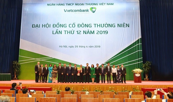 Ban lãnh đạo Vietcombank tặng hoa chúc mừng ông Đỗ Việt Hùng – Vụ trưởng Vụ ổn định tiền tệ Ngân hàng nhà nước Việt Nam được bầu vào Hội đồng quản trị Vietcombank nhiệm kỳ 2018 – 2023.