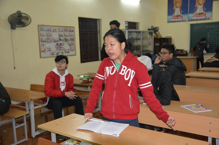 Chính từ sự chăm sóc, dạy bảo tận tình của cô giáo Trần Thị Thoa nhiều học sinh khuyết tật ở lớp học tình thương đã biết đọc và biết viết. Ảnh: Công Tiến