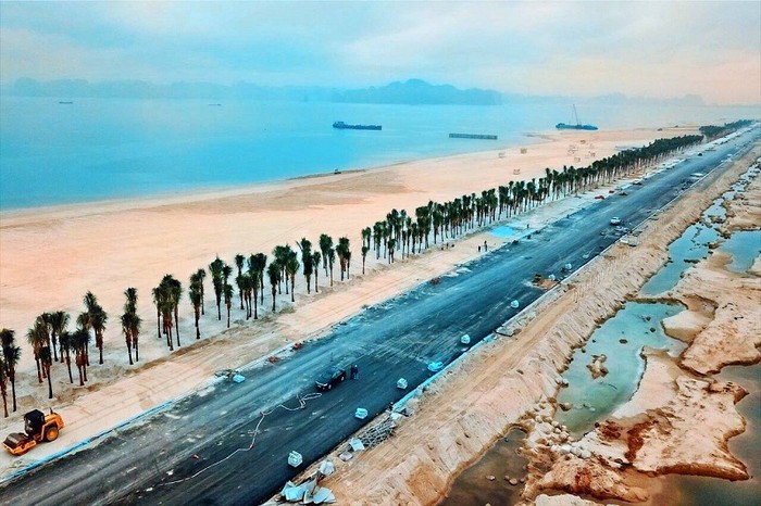 Con đường dọc bờ biển Bãi Cháy.