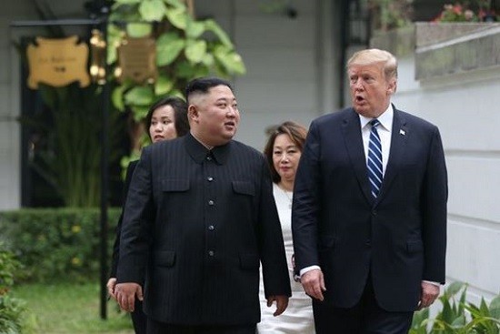Chủ tịch Kim Jong-un (trái) và Tổng thống Donald Trump cùng nhau đi dạo trong khuôn viên khách sạn Metropole tại Hà Nội (Ảnh: Reuters).