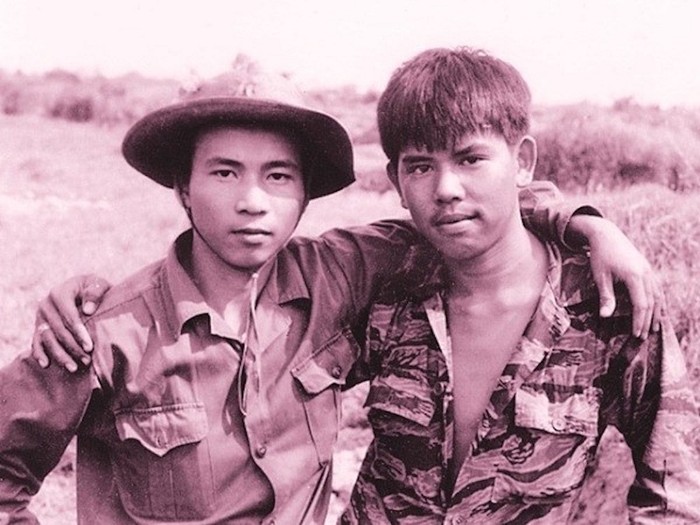 Bức ảnh ‘Hai người lính’ của nghệ sỹ nhiếp ảnh Chu Chí Thành là minh chứng, biểu tượng sinh động cho khát vọng hòa bình, hòa hợp dân tộc và thống nhất đất nước. (Ảnh: Nghệ sỹ nhiếp ảnh Chu Chí Thành cung cấp)