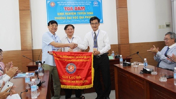 Phó giáo sư, Tiến sĩ Võ Ngọc Hà trao cờ luân lưu tổ chức họp mặt Câu lạc bộ các trường đại học địa phương cho đại diện Trường đại học Hải Phòng.