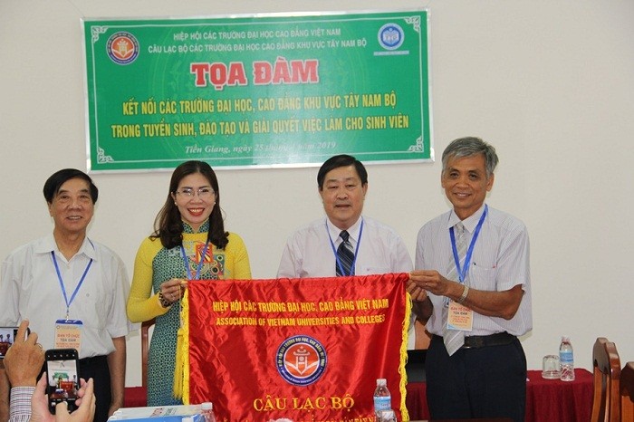 Tiến sĩ Lê Hữu Hải trao cờ luân lưu tổ chức họp mặt Câu lạc bộ các trường đại học, cao đẳng Tây Nam Bộ cho Trường cao đẳng sư phạm Cà Mau.