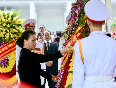 Chủ tịch Quốc hội Nguyễn Thị Kim Ngân chỉnh vòng hoa.