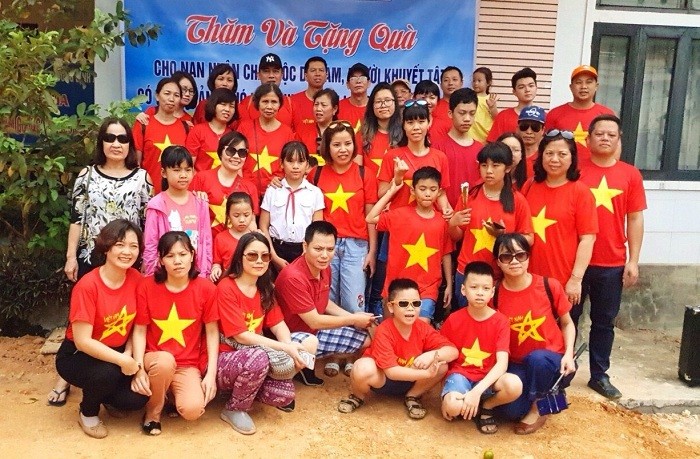 Thầy cô giáo Trường tiểu học Lĩnh Nam tranh thủ ngày nghỉ lễ vượt hơn 600km từ Hà Nội về với Quảng Trị mang trao quà cho nạn nhân nghèo nhiễm chất độc da cam. Ảnh: NB
