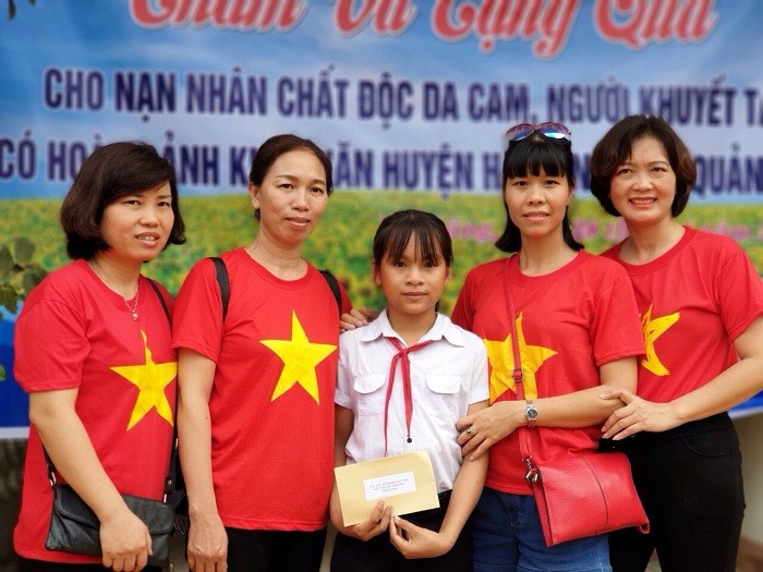 Thầy cô và đoàn thiện nguyện đã trao tặng trực tiếp 50 suất quà cho các gia đình có nạn nhân nhiễm chất độc da cam, học sinh nghèo vượt khó của tỉnh Quảng Trị. Ảnh: NB
