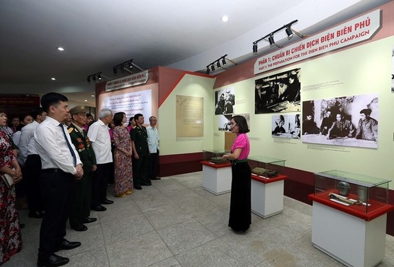 Du khách tham quan Bảo tàng Chiến thắng lịch sử Điện Biên Phủ. Ảnh: TTXVN