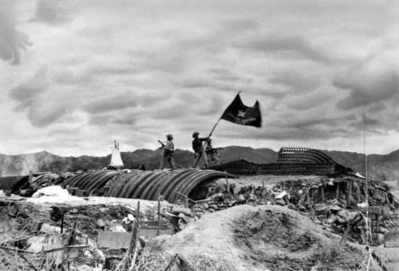 Ngày 7/5/1954, toàn bộ Tập đoàn cứ điểm của địch ở Điện Biên Phủ bị tiêu diệt. Lá cờ “Quyết chiến, Quyết thắng” của Quân đội nhân dân Việt Nam tung bay trên nóc hầm tướng De Castries, kết thúc cuộc kháng chiến chống Pháp oanh liệt đầy hy sinh, gian khổ kéo dài suốt 9 năm. Ảnh tư liệu.