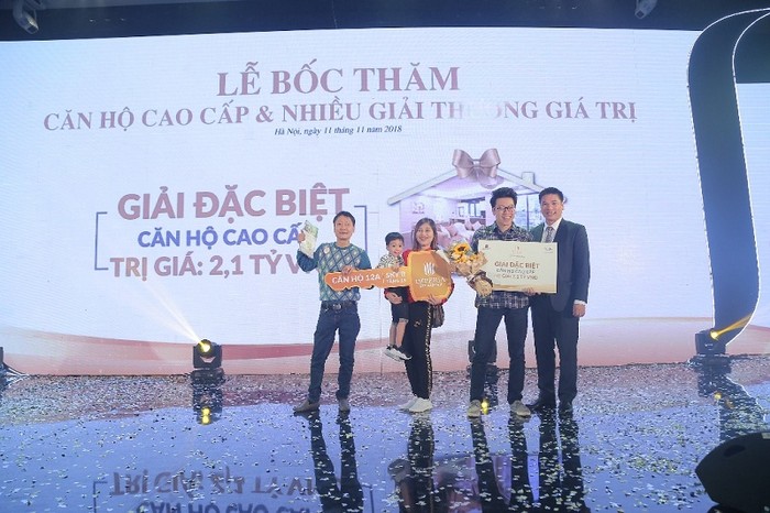 Anh Trần Quang Dũng (phường Phúc Tân, Hoàn Kiếm, Hà Nội) may mắn trúng thưởng 01 căn hộ tại Sky B tầng 12A giá trị hơn 2,2 tỉ đồng.