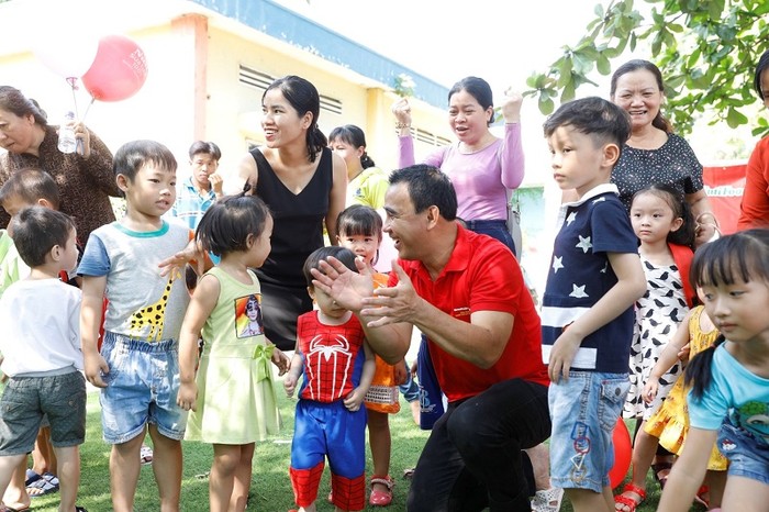 Nghệ sĩ Quyền Linh đã cùng các bé tham gia các hoạt động vận động ngoài trời.