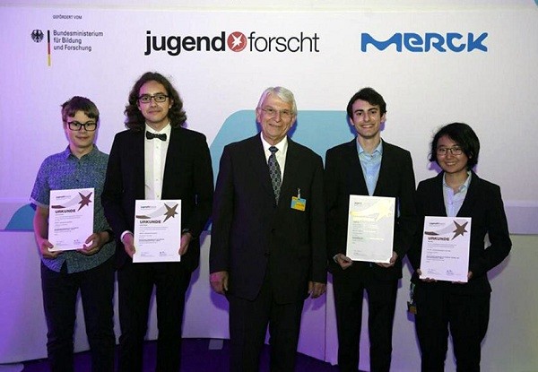 Đại diện cho hãng MERCK (trụ sở chính ở Damstadt, cơ sở tài trợ chủ yếu cho Jugend forscht tại Hessen), trao giải thưởng Jugend forscht tại Damstadt, tiểu bang Hessen.