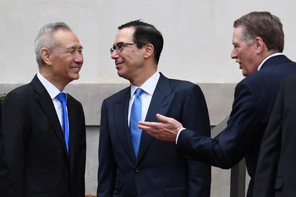 Phó Thủ tướng Trung Quốc Lưu Hạc (trái) được Bộ trưởng Bộ Tài chính Mỹ Steven Mnuchin (giữa) và Đại diện Thương mại Mỹ Robert Lighthizer chào đón khi tới đàm phán về thương mại ở Washington ngày 10/5/2019. (Ảnh: Reuters)