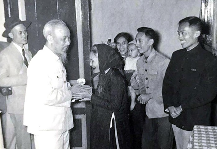 Chủ tịch Hồ Chí Minh thăm và chúc Tết gia đình cụ Nguyễn Thị Khánh (phố Lò Đúc, Hai Bà Trưng, Hà Nội), ngày 30/1/1957. Ảnh tư liệu