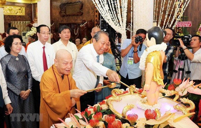 Phó Thủ tướng Thường trực Chính phủ và Hòa thượng Thích Thiện Nhơn, Chủ tịch Hội đồng Trị sự Giáo hội Phật giáo Việt Nam thực hiện nghi lễ tắm Phật nhân Đại lễ Phật đản 2019 tại Chùa Minh Đạo. (Ảnh: Xuân Khu/TTXVN)