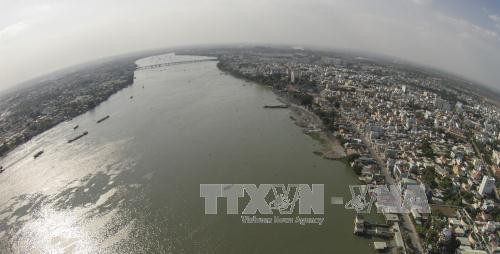 Cảnh quan và phát triển đô thị ven sông Đồng Nai nhìn từ trên cao. Ảnh: Sỹ Tuyên/TTXVN