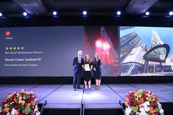 Bà Phạm Thái Hà – Giám đốc Marketing Công ty cổ phần Vincom Retail (đứng giữa) đại diện nhận giải thưởng “Trung tâm thương mại tốt nhất Việt Nam” tại đêm trao giải APPA 2019 tổ chức tại Thái Lan.