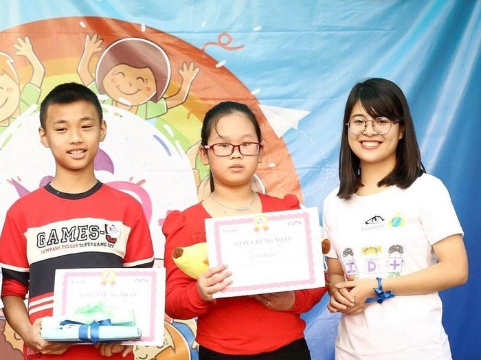Trần Thị Huyền Chi (áo trắng) cùng nhóm KID+ đã tổ chức lớp học về phòng chống xâm hại trẻ em cho khoảng 600 học sinh tiểu học. Ảnh: CT