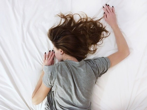Thiếu ngủ gây ảnh hưởng lớn đến sức khỏe của bạn (Ảnh: theo boldsky).