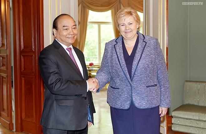 Thủ tướng Nguyễn Xuân Phúc và Thủ tướng Vương quốc Na Uy, bà Erna Solberg. Ảnh: VGP/Quang Hiếu