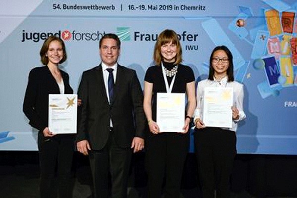 Johanna, Phi Nhung và bà hướng dẫn đề tài “Virtual Reality” nhận giải đặc biệt tại jugend forscht 2019 ở Chemnitz.
