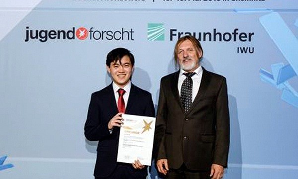 Trần Vĩnh Phúc nhận giải giải đặc biệt jugend forscht 2019 tại Chemnitz.
