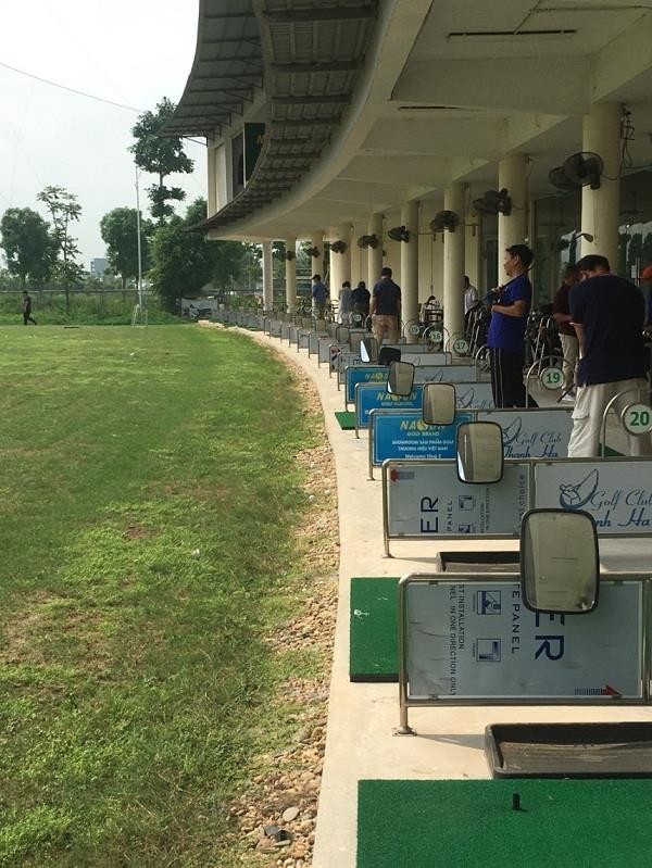 Cận cảnh những làn đánh bóng tại sân tập golf Thanh Hà.
