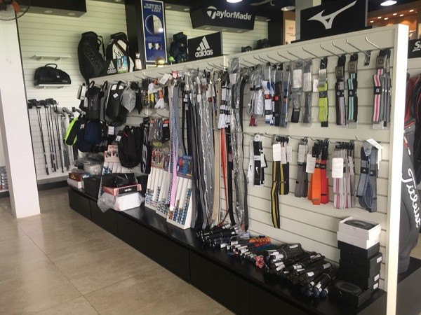 Cửa hàng Tat Golf đầy đủ dụng cụ, đồ dùng, trang phục phục vụ khách hàng.