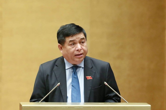 Bộ trưởng Bộ Kế hoạch và Đầu tư Nguyễn Chí Dũng trình bày Tờ trình tại Quốc hội. Ảnh: VGP/Nhật Bắc.