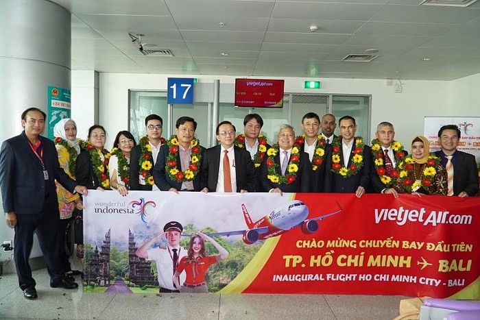 Các đại sứ và Tổng lãnh sự các nước ASEAN tại Việt Nam bay cùng Vietjet trên chuyến bay đầu tiên đến Bali.