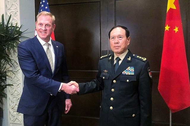 Quyền Bộ trưởng Quốc phòng Mỹ Patrick Shanahan và Bộ trưởng Bộ Quốc phòng Trung Quốc Ngụy Phượng Hòa gặp song phương bên lề Đối thoại Shangri-la 2019 tại Singapore (Ảnh: straitstimes.com).